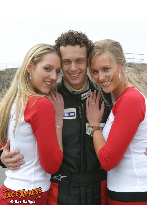 Romano de Ruit in goed gezelschap van mobile babes
